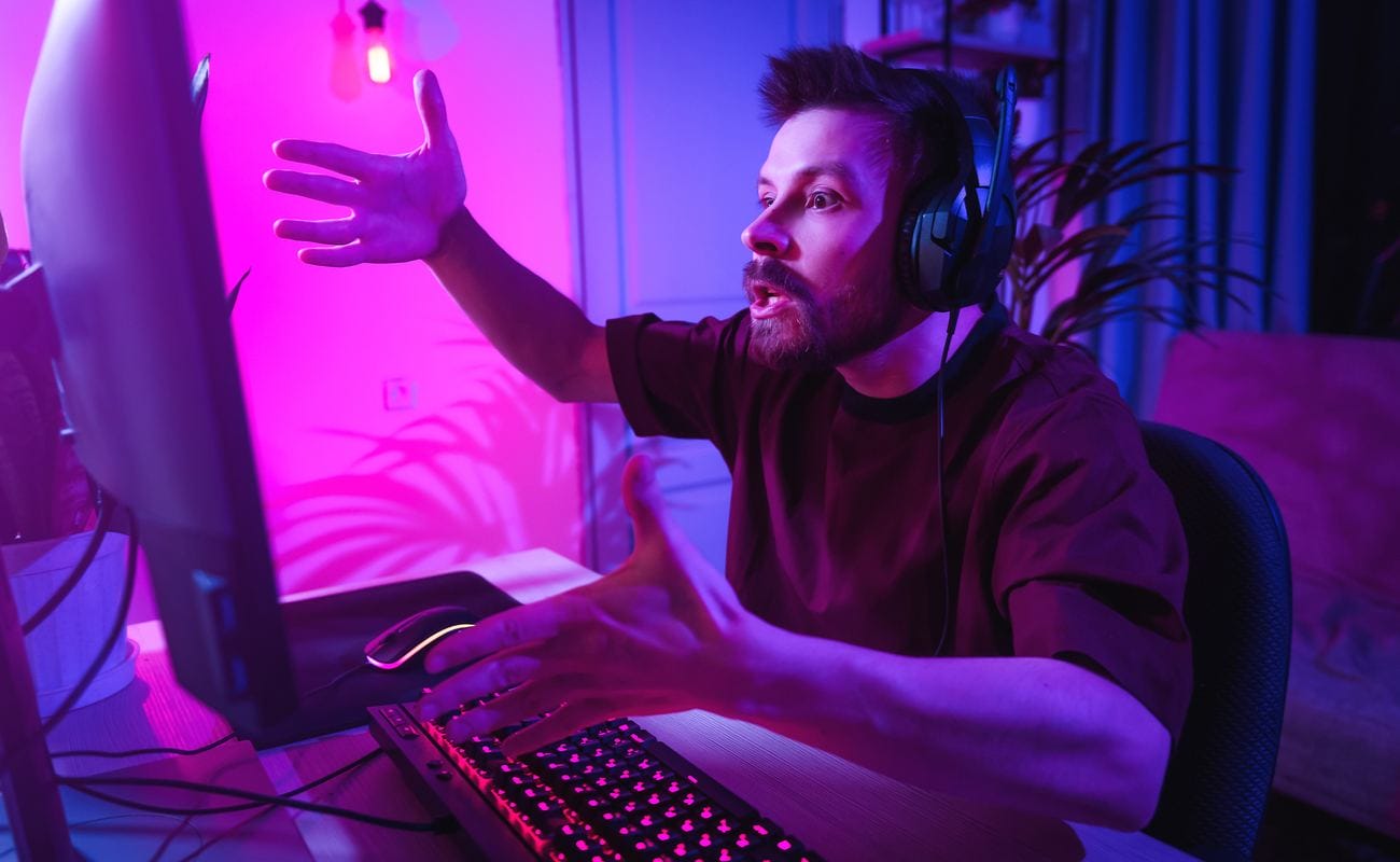 A streamer talks to people in his online chat.