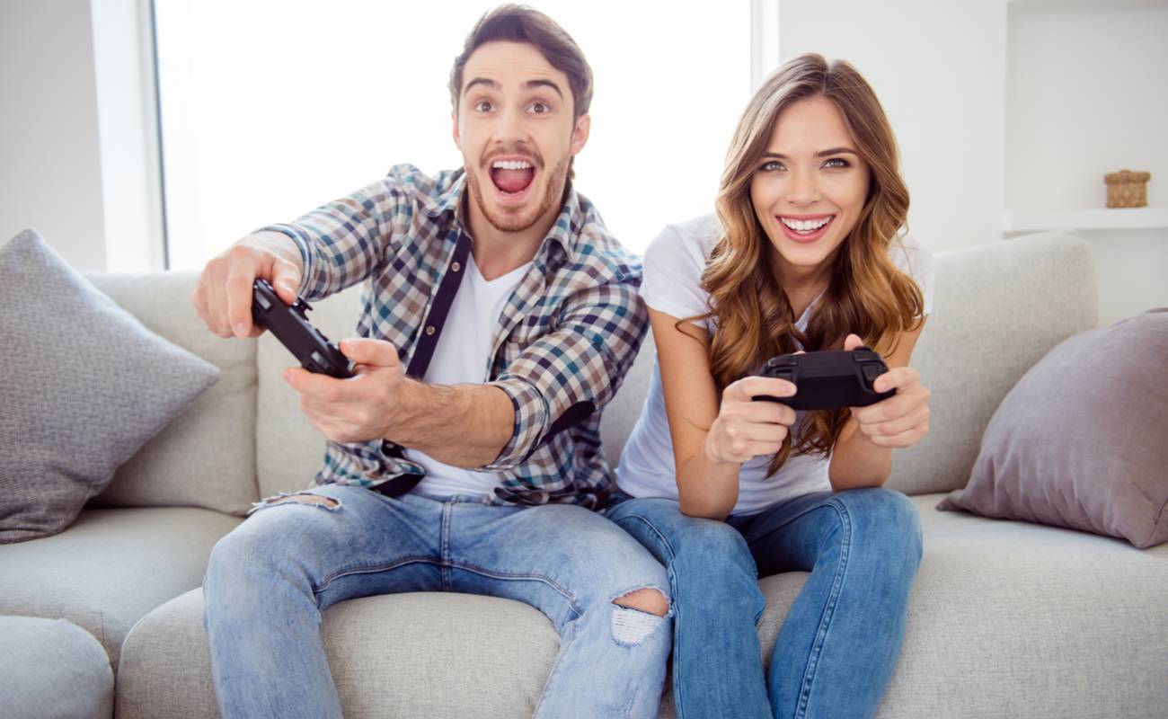 Couple playing video games together - Pros and cons of dating a gamer